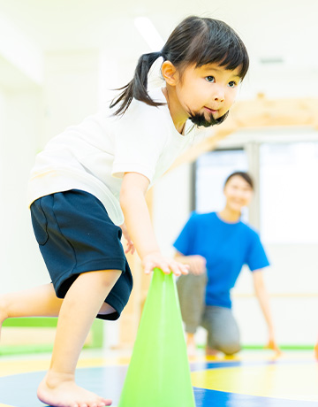 運動をしている子どもの画像