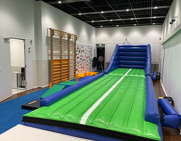 運動をしている子どもの画像