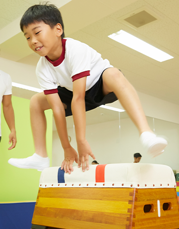 運動をしている子どもの画像