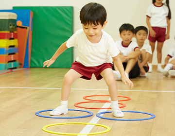 運動をしている子どもの画像